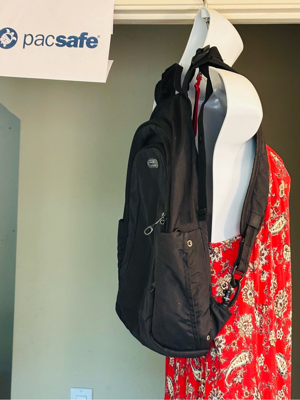 Pacsafe Black Anti-Theft Day Backpack. Pacsafe Metrosafe 350 Gii